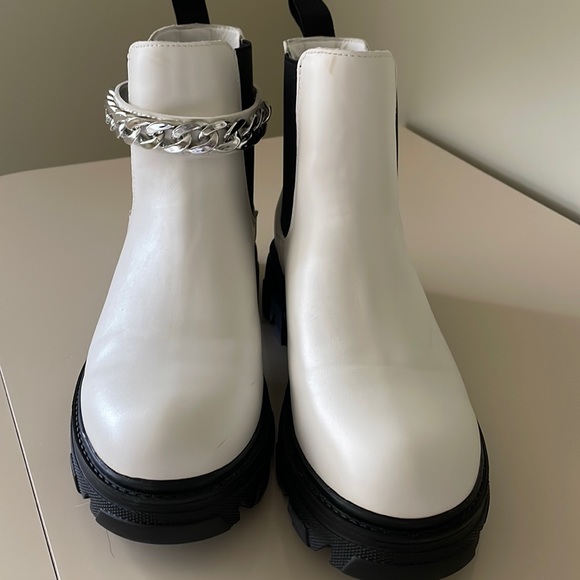 FLASH SALE - CUSHIONAIRE WHITE CLOVER slip on ankle Chelsea boot. Size 8 1/2 - Picture 2 of 5